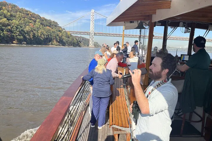 Autumn Splendor: Grand Palisades Fall Foliage Cruise in NYC