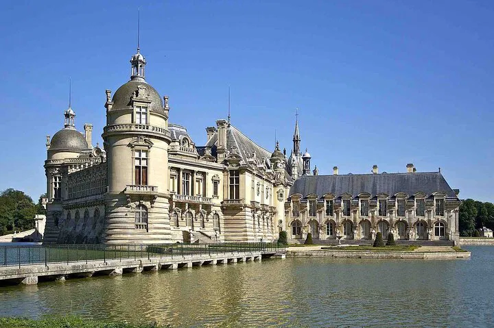 Chantilly's Splendor: A Day of Art, Horses, and History Awaits!