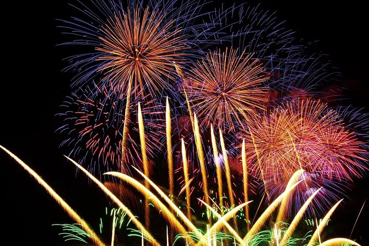 Dazzling New Year's Eve: Thames Fireworks Dinner Cruise!