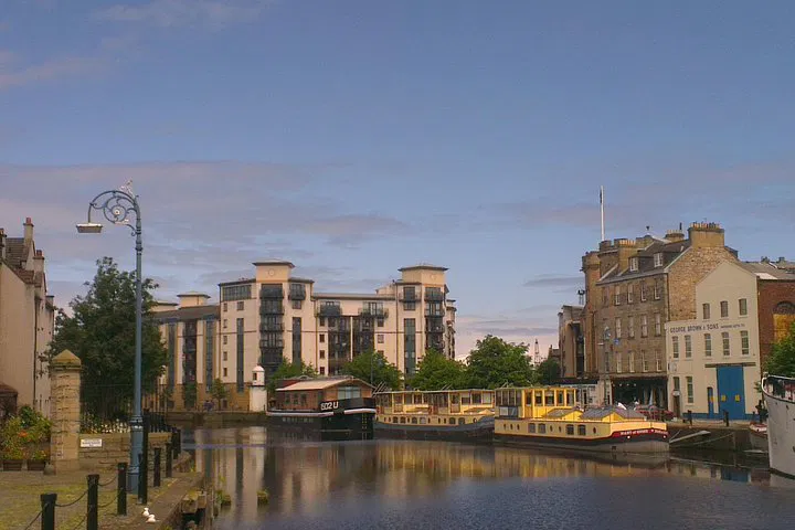 Uncover Edinburgh & Leith: A Personalized Walking Adventure
