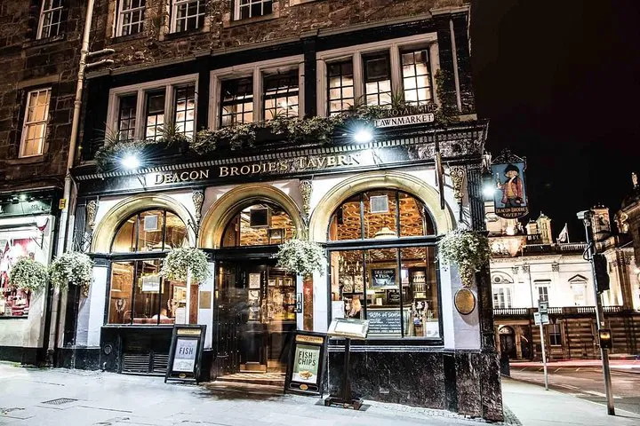 Edinburgh's Enchanting Evening: A VIP City Tour & Dinner