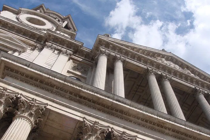 London's First-Timers: An Immersive Car Tour Through History