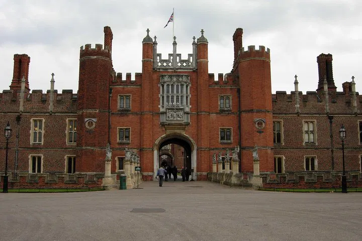 Hampton Court Palace Private Tour from London