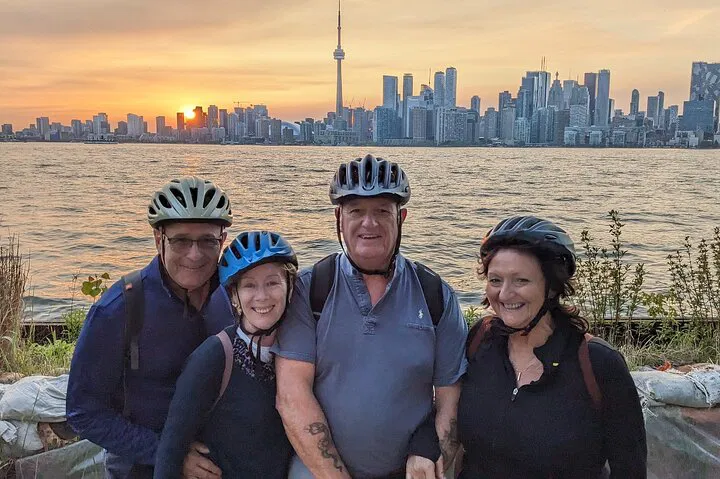 Toronto Islands: Evening Bike Tour with Skyline Views