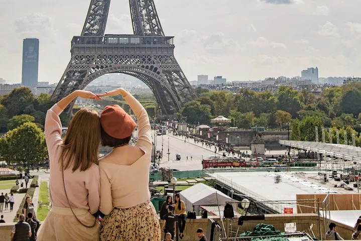Unveiling Paris: A Captivating Walking Tour Through History & Wonders