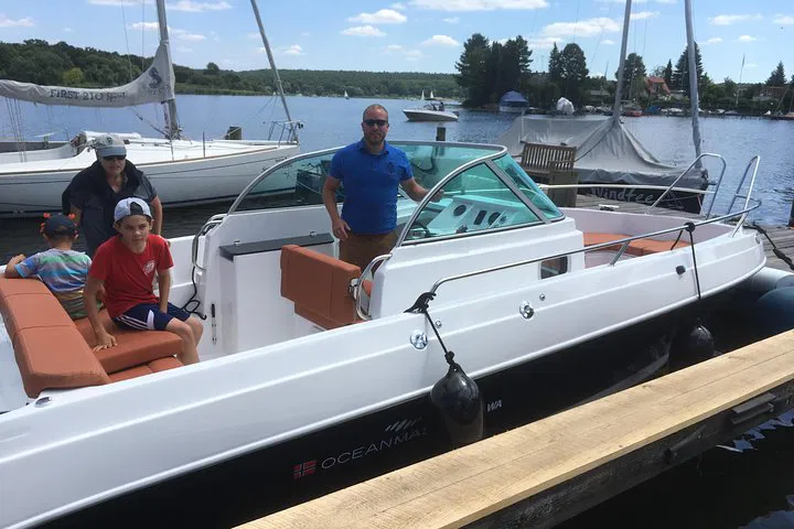 Luxury Wannsee Lake Cruise: Private Tour with Berlin Hotel Pickup