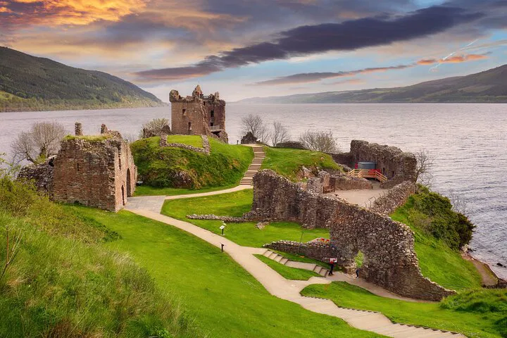 Urquhart Castle: Skip Ticket Line & Explore Ruins