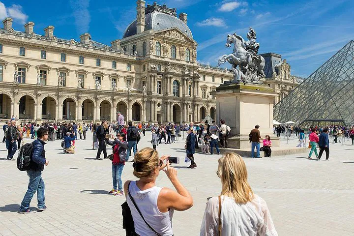 Louvre Masterpieces: Skip-the-Line Small Group Tour
