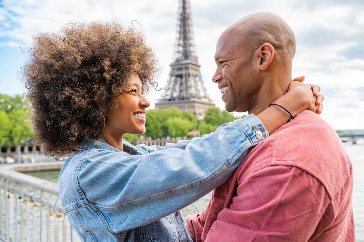 Paris Eiffel Tower Photo Shoot: Stunning Souvenir!