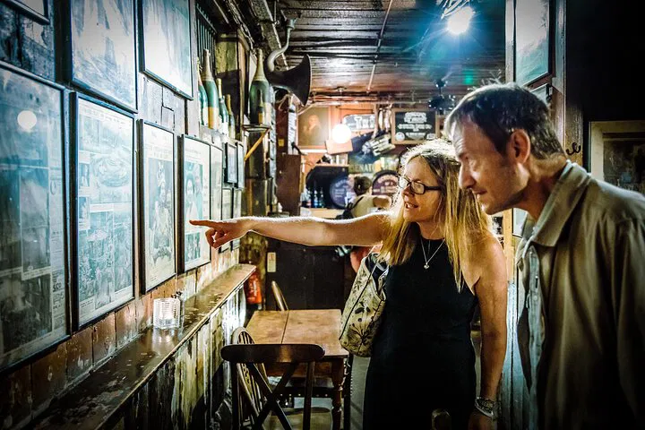 Unlock London's Secrets: A Personalized Historical Adventure