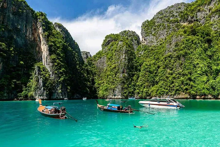 Unforgettable Phi Phi Islands Speedboat Tour: Snorkeling, Beaches & Adventure!
