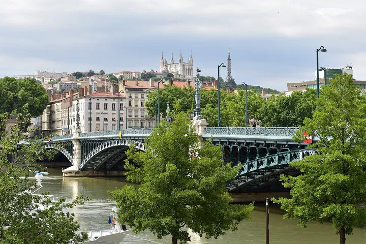 Seamless Toulon-Lyon Transfer: Private, Personalized, and Punctual!