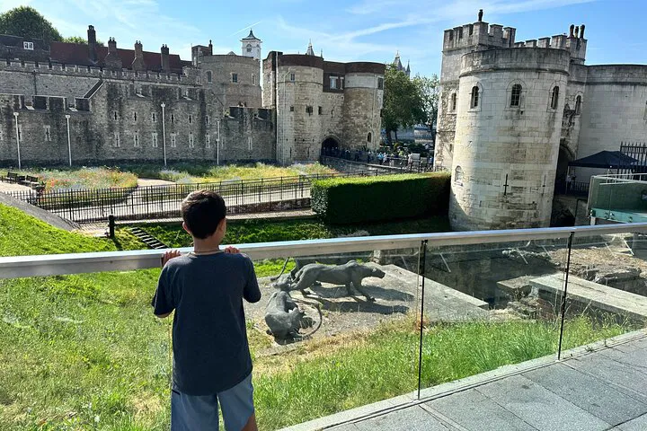 Tower of London & Bridge Family Tour: Kid-Friendly Fun!