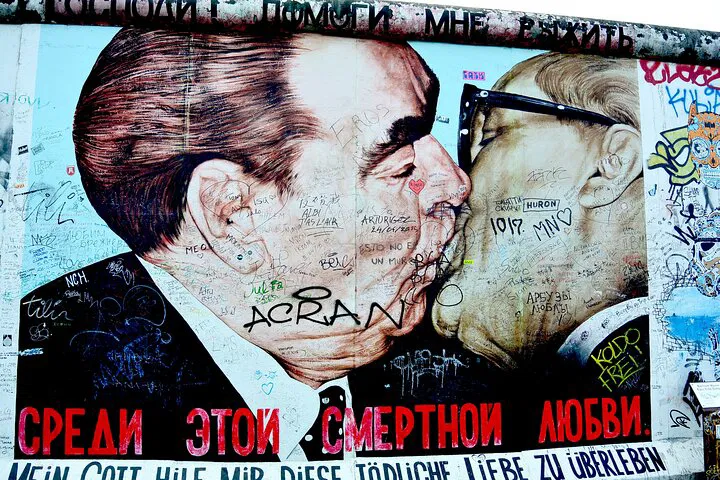 Berlin Wall & Cold War: Relive History with Eye-Witness Black Van Tour