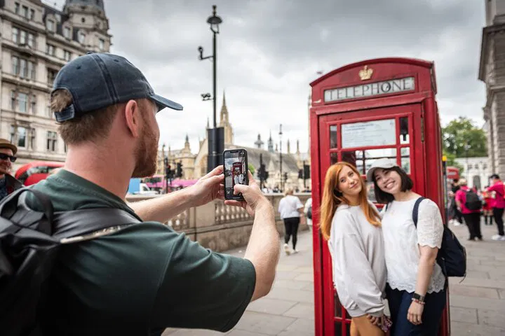 Uncover London's Iconic Landmarks: A Fun-Filled Walking Adventure!