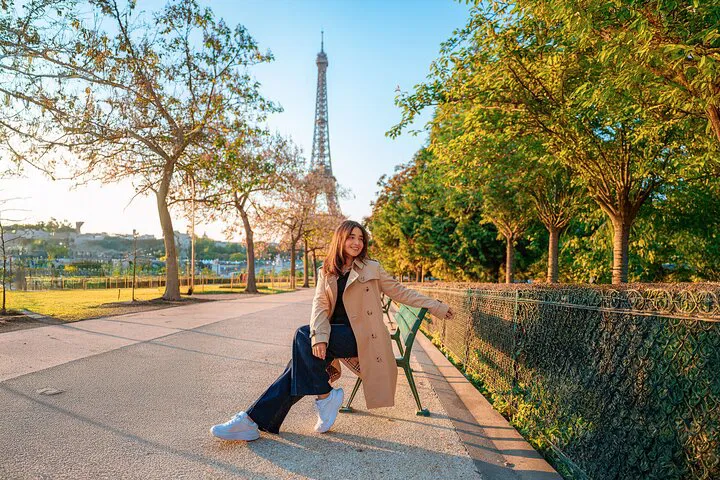 Eiffel Tower Dream: Paris Photo Shoot with Pro Pics