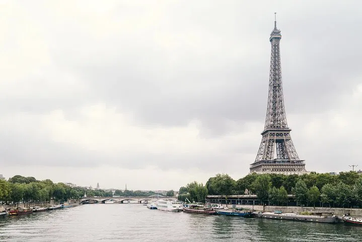 Paris in a Day: Private Tour with Lunch Cruise & Crazy Horse Cabaret