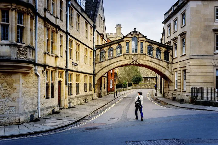 Discover Oxford's Charm: An Unforgettable Walking Tour Through History