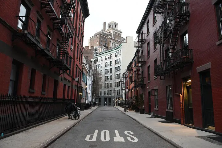 West Village Ghost Tour: Chilling Tales & Haunted Spots