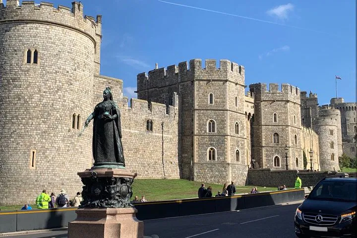 Royal Windsor Escape: Private Round-Trip from London