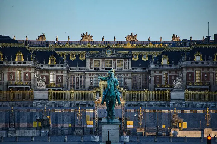 Versailles Palace Tour: Gardens & Trianon Access
