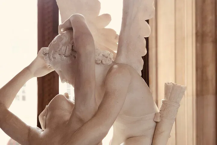 Louvre Museum Private Tour: Art & History Secrets!