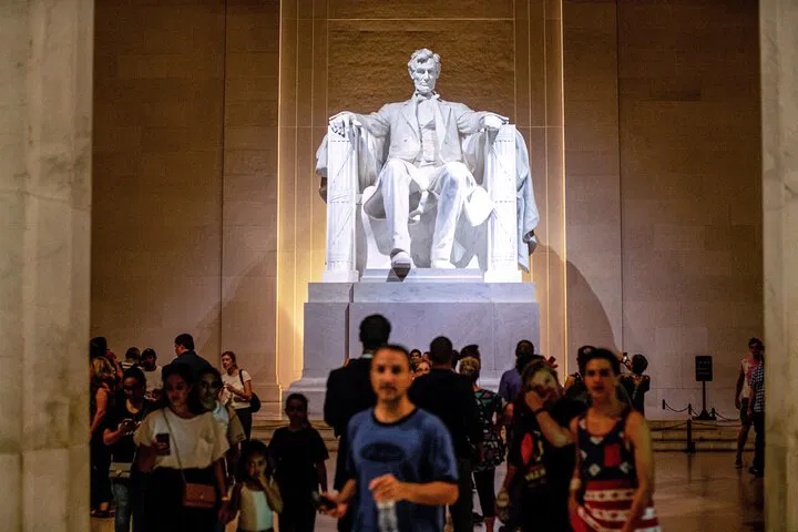 Washington DC After Dark: Illuminated City Bus Tour