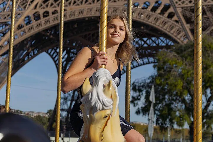 Eiffel Tower Photo Magic: Solo Traveler's Parisian Dream!