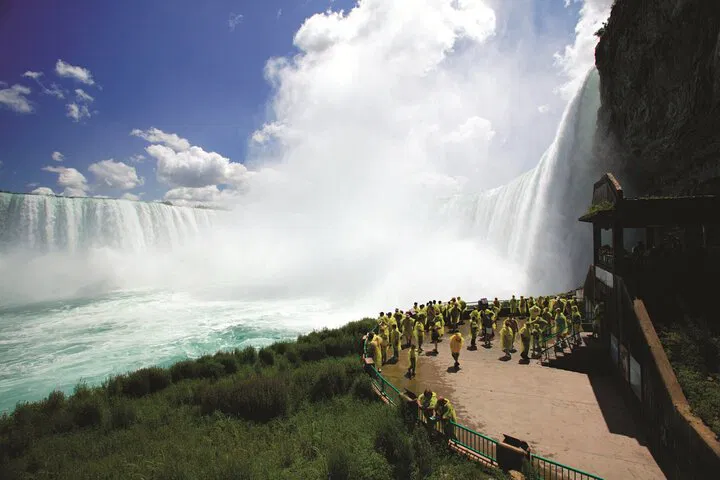 Eastern Canada Grand Tour: Niagara Falls to Quebec City in 5 Days!