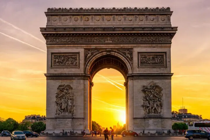 Paris VIP City Tour: Private Van, See All the Lights!