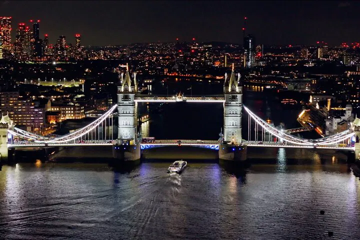 London's Illuminated River: A Dazzling Nighttime Spectacle!