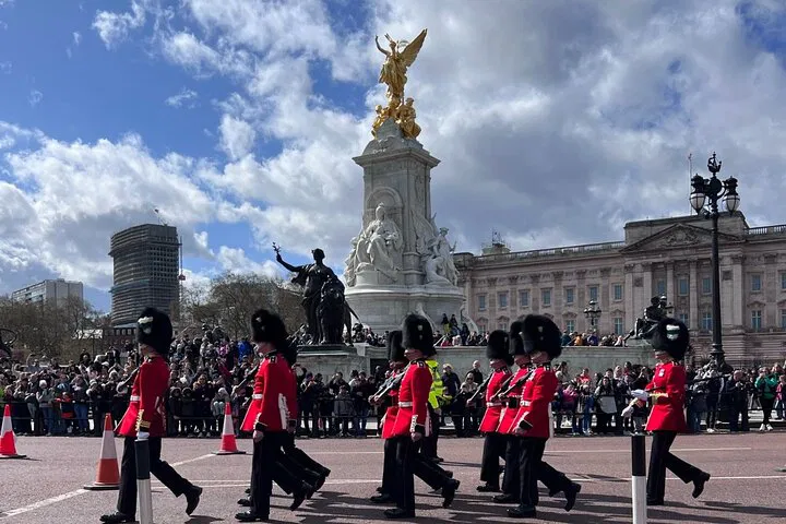 Uncover London's Essence: A Personalized Spanish Tour