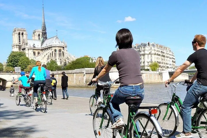 Glide Through Paris: Unforgettable Monuments Bike Tour!