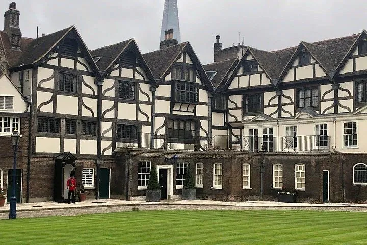 Discover London Like a Local: A Traditional Private Full-Day Walking & Public Transport Tour