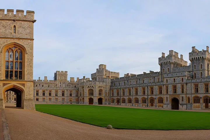 Royal Day Trip: Luxury Chauffeured Windsor Castle Experience