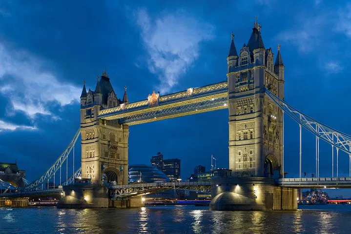 Uncover London's Secrets: A Personalized Half-Day Car Tour