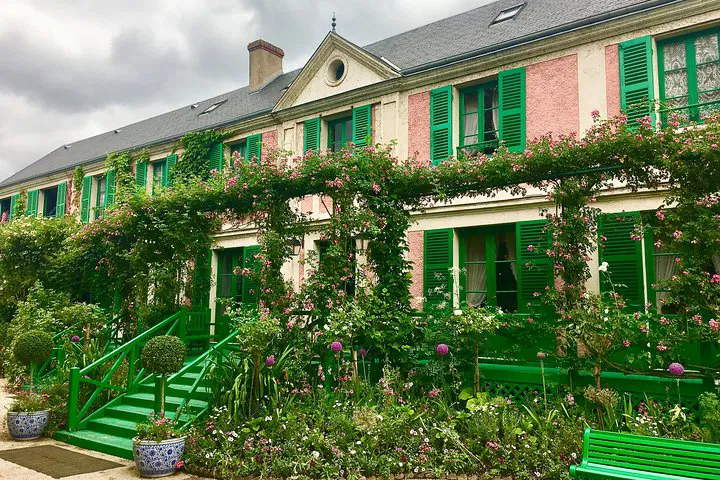 Monet's Giverny: An Art Historian's Private Tour from Paris
