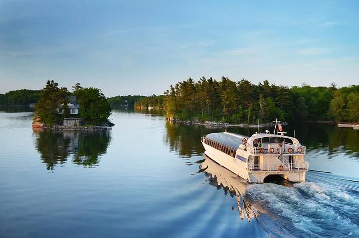 Kingston: 1000 Islands Sunset Dinner Cruise