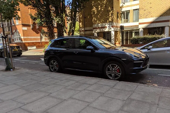 Luxury London: Explore in Style with a Private Porsche/Land Rover Tour