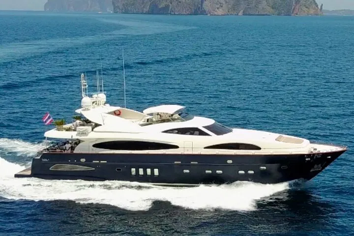 Phi Phi Yacht Party: Cruise, Snorkel & Buffet