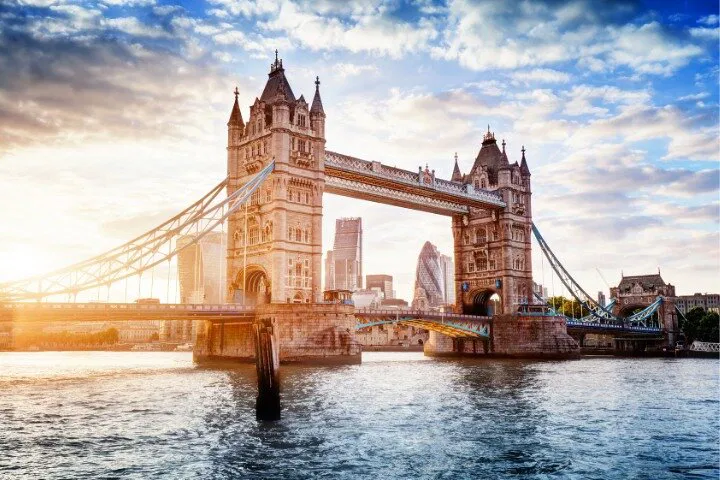 London's Iconic Landmarks: An Immersive Audio Walking Tour