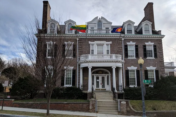 Presidential History Stroll: Uncover DC's POTUS Residences!