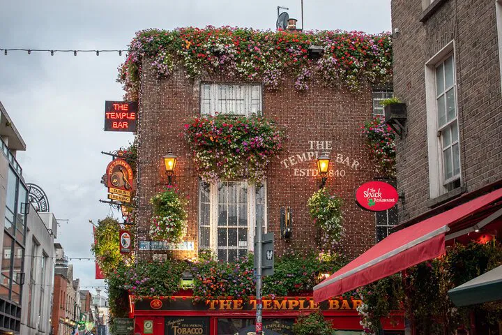 Dublin's Christmas Magic: Capture Holiday Memories with a Festive Photo Tour!