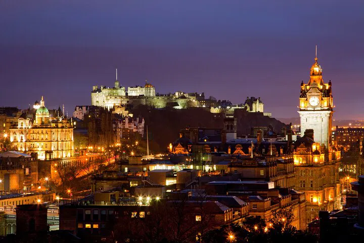 Edinburgh Rail Adventure: Overnight Castle & City Tour from London