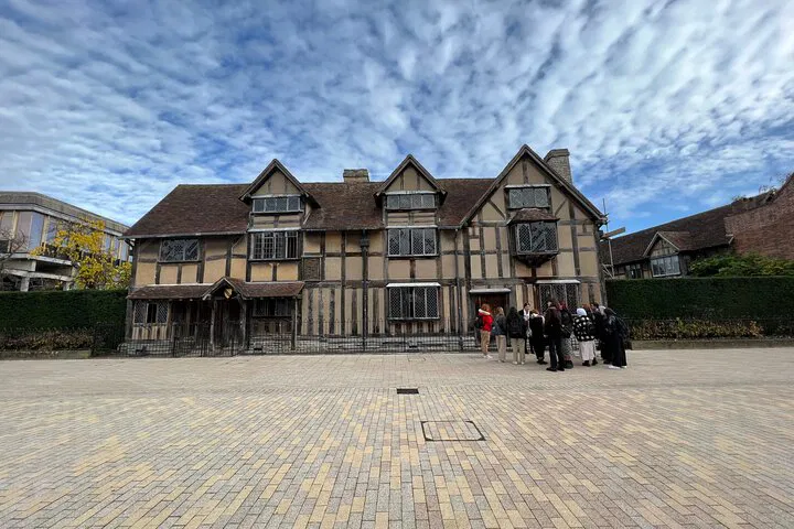 Discover Shakespeare's Stratford & Warwick Castle: A Royal Day Trip
