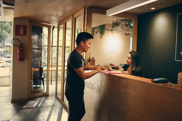 Stress-Free Airport Transfer: East Midlands Hotel to Airport