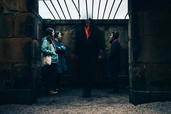 Edinburgh Ghost Tour: Underground Vaults & Graveyard