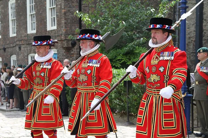 Unlock London's Secrets: Beefeater Tales & Crown Jewel Glimpse!