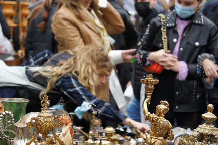 Uncover Parisian Treasures: Private Antiques Market Tour of Saint Ouen
