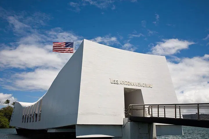 Pearl Harbor & Honolulu: History Tour with Waikiki Pick-Up